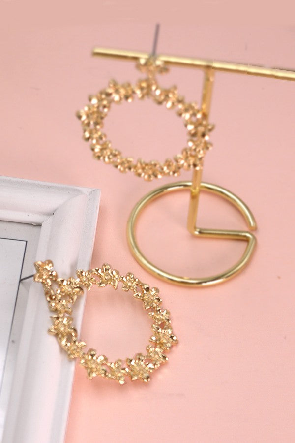 FLOWER CIRCLE DROP EARRINGS | 31E03400