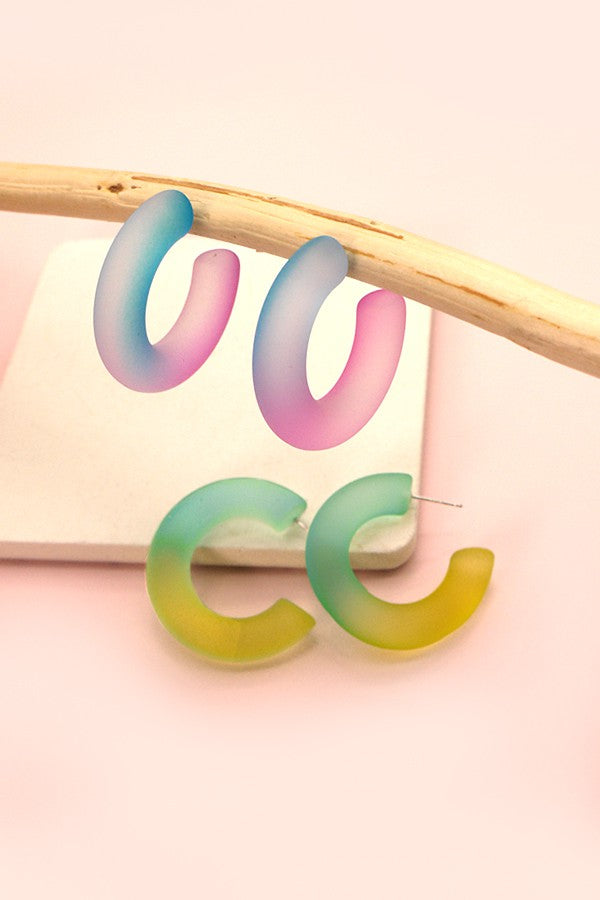 TRANSLUCENT OMBRE SOFT HOOP EARRINGS | 31E22247
