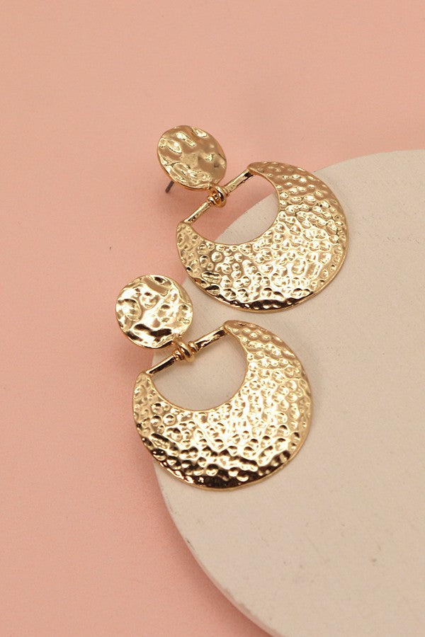 HAMMERED CRESCENT MOON DROP EARRINGS | 31E22099
