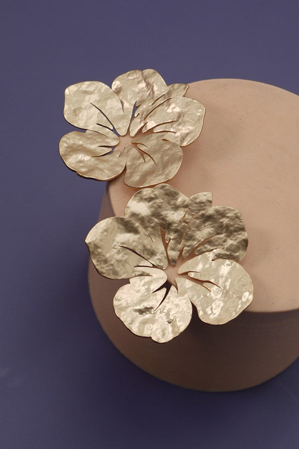 LARGE HAMMARD MATTE FLOWER EARRINGS | 80E1679