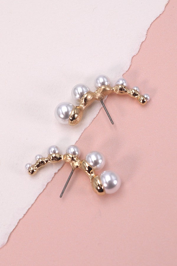 CRESCENT SHAPED PEARL CARTILAGE EARRINGS | 31E03665