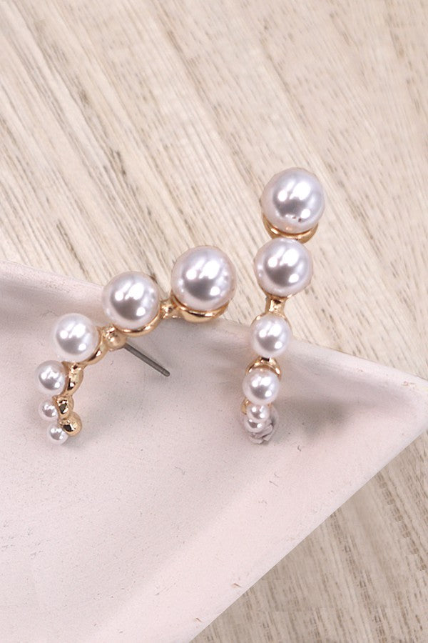 CRESCENT SHAPED PEARL CARTILAGE EARRINGS | 31E03665