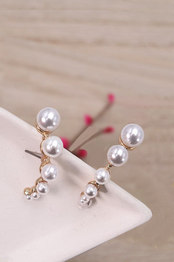 CRESCENT SHAPED PEARL CARTILAGE EARRINGS | 31E03665
