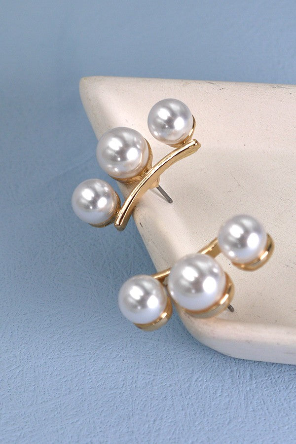 CRESCENT SHAPED PEARL CARTILAGE EARRINGS | 31E03819