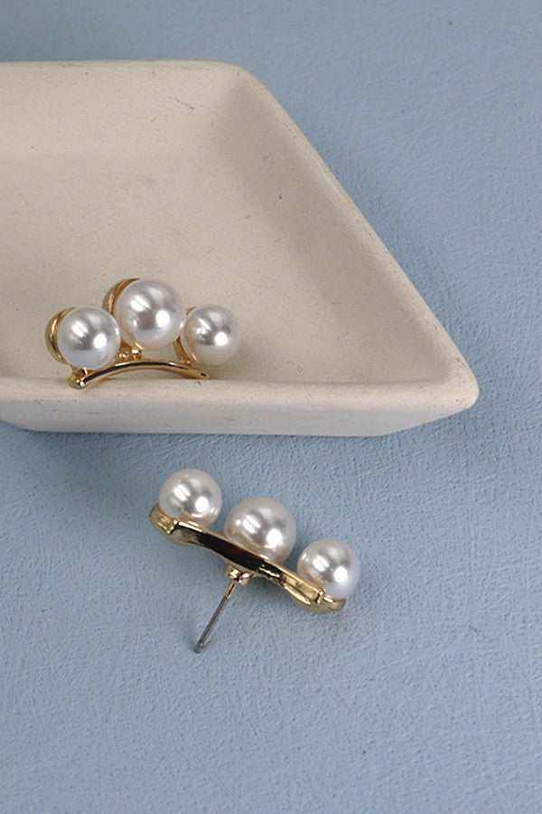 CRESCENT SHAPED PEARL CARTILAGE EARRINGS | 31E03819