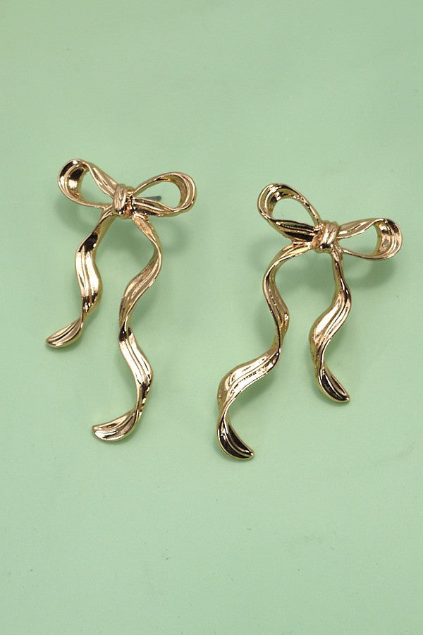 HAMMERED LONG BOW RIBBON DROP EARRINGS | 31E24407
