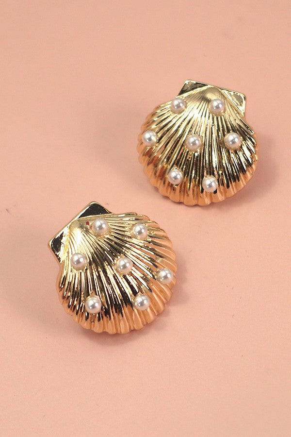 BEACH GOLD PEARL SEASHELL STUD EARRINGS | 31E24452