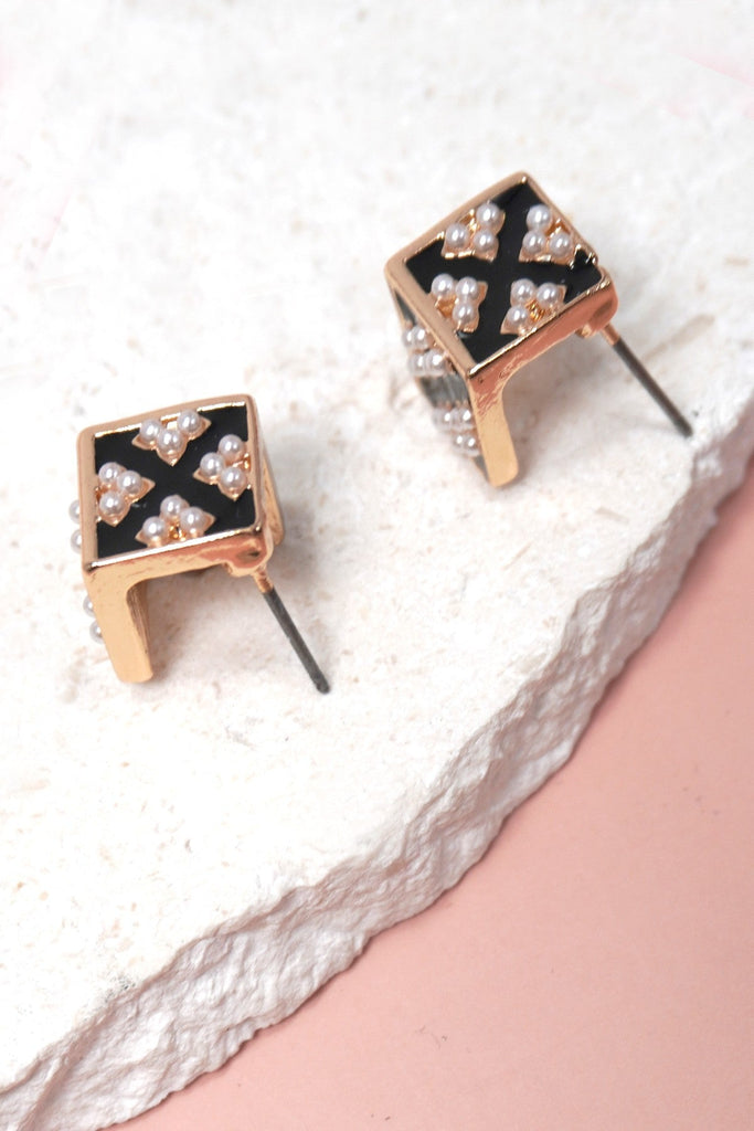 PEARL CHECKER CUBE STUD EARRINGS | 31E40471