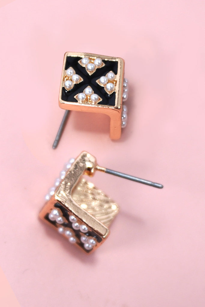 PEARL CHECKER CUBE STUD EARRINGS | 31E40471