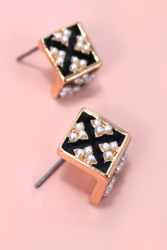 PEARL CHECKER CUBE STUD EARRINGS | 31E40471