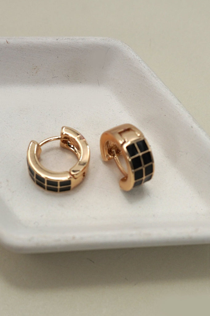 CHECKER EPOXY HUGGIE HOOP EARRINGS | 31E50298