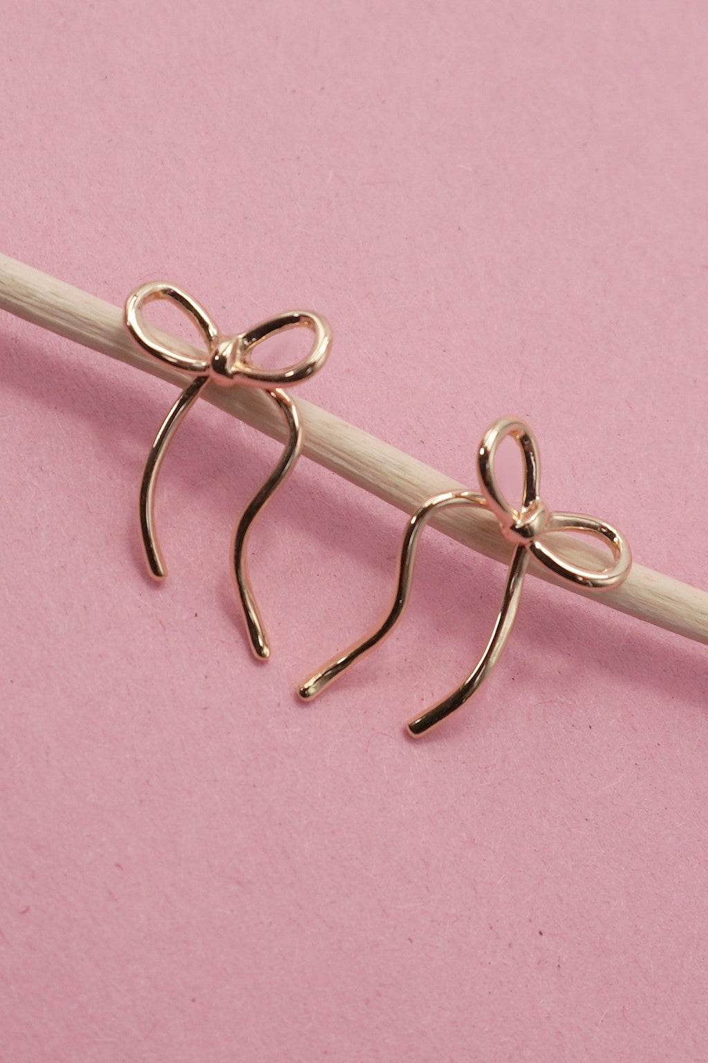 WIRE BOW STUD EARRINGS | 80E6385
