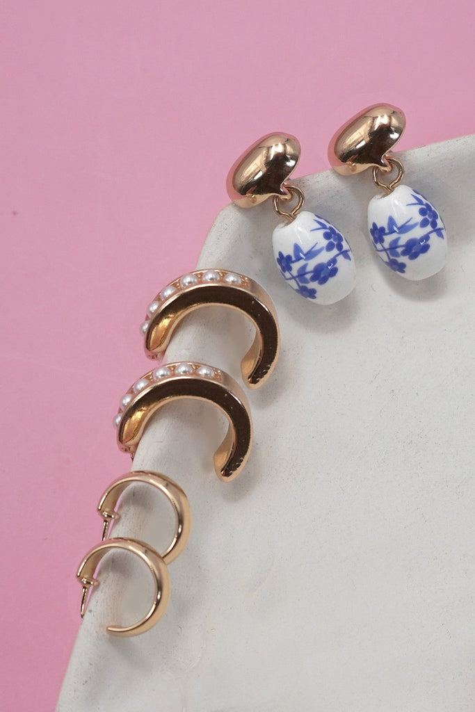 BLUE CERAMIC PORCELAIN TRIO HUGGIE HOOP EARRINGS | 80E6525