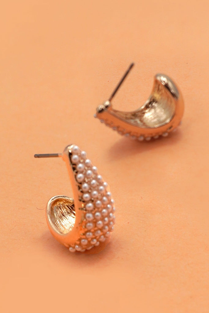 PEARL STUDDED ON HUGGIE HOOP OVAL EARRINGS | 31E50374