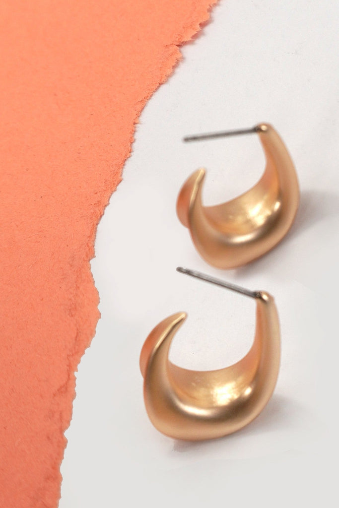 UPSCALE MATTE GOLD OVAL HUGGIE HOOP EARRINGS | 80E6559