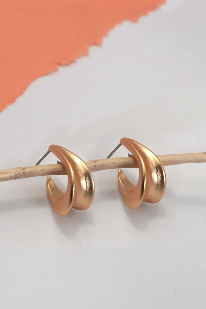 UPSCALE MATTE GOLD OVAL HUGGIE HOOP EARRINGS | 80E6559