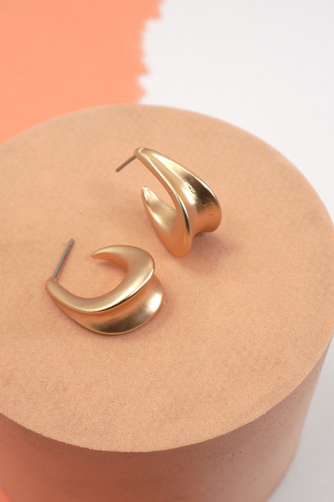 UPSCALE MATTE GOLD OVAL HUGGIE HOOP EARRINGS | 80E6559