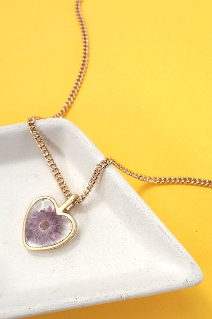 DRIED FLOWER HEART PENDANT NECKLACE | 31N50572