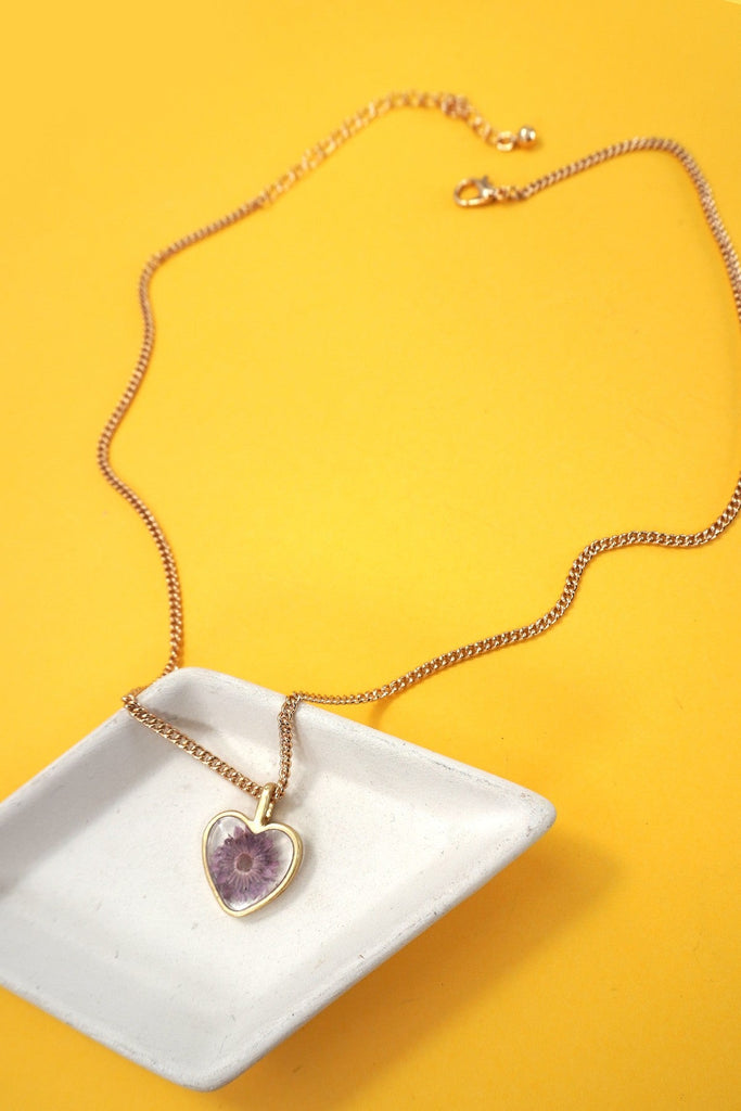 DRIED FLOWER HEART PENDANT NECKLACE | 31N50572