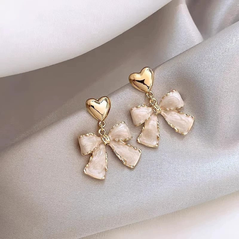 BOW GOLD HEART DROP EARRINGS | 40E364