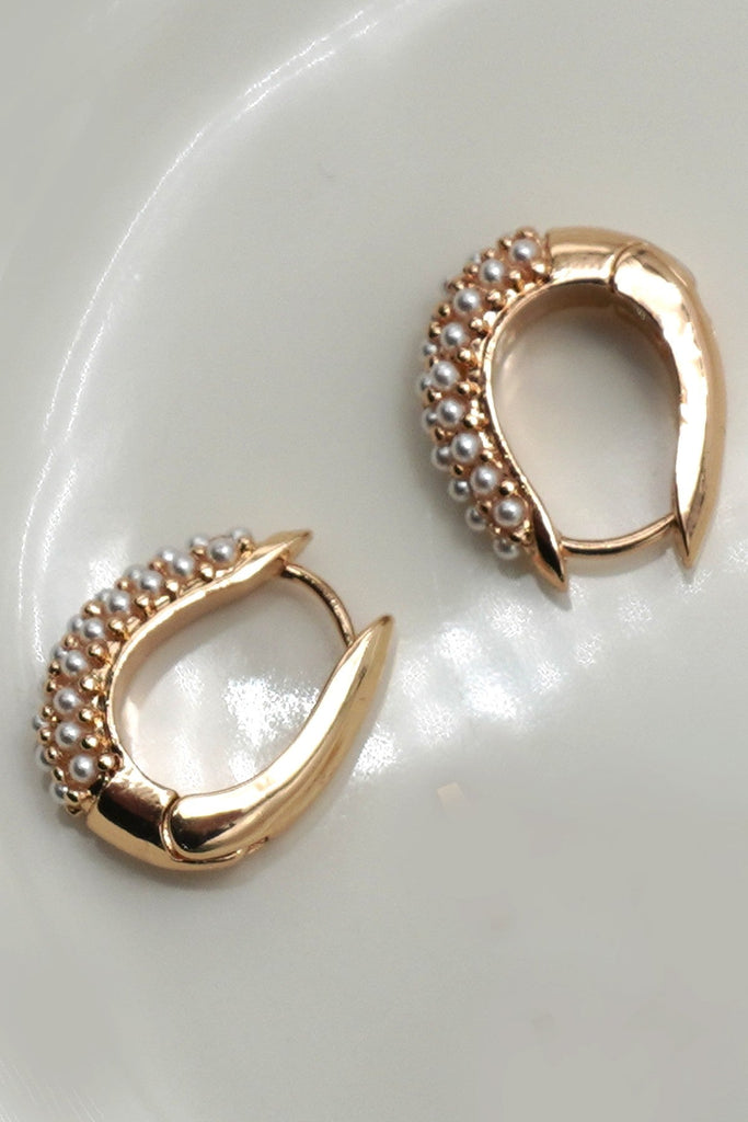 OVAL PEARL GOLD HUGGIE HOOP EARRINGS | 31E50794