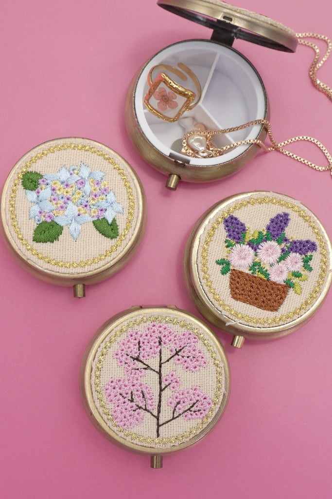 FLORAL EMBROIDERY JEWELRY ORGANIZER WITH MIRROR | 40P572