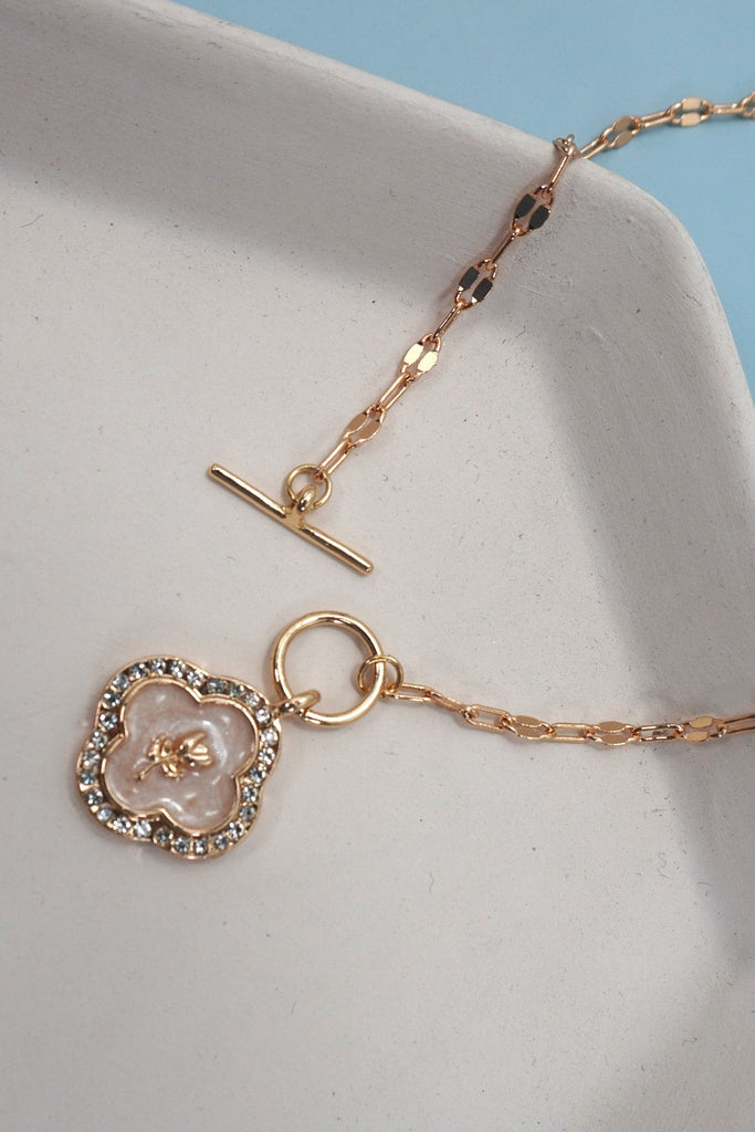 RHINESTONE ROSE FLOWER PEARL CHARM TOGGLE NECKLACE | 80N9201
