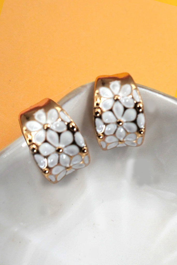 WHITE EPOXY FLOWER HOOP EARRINGS | 80E6942