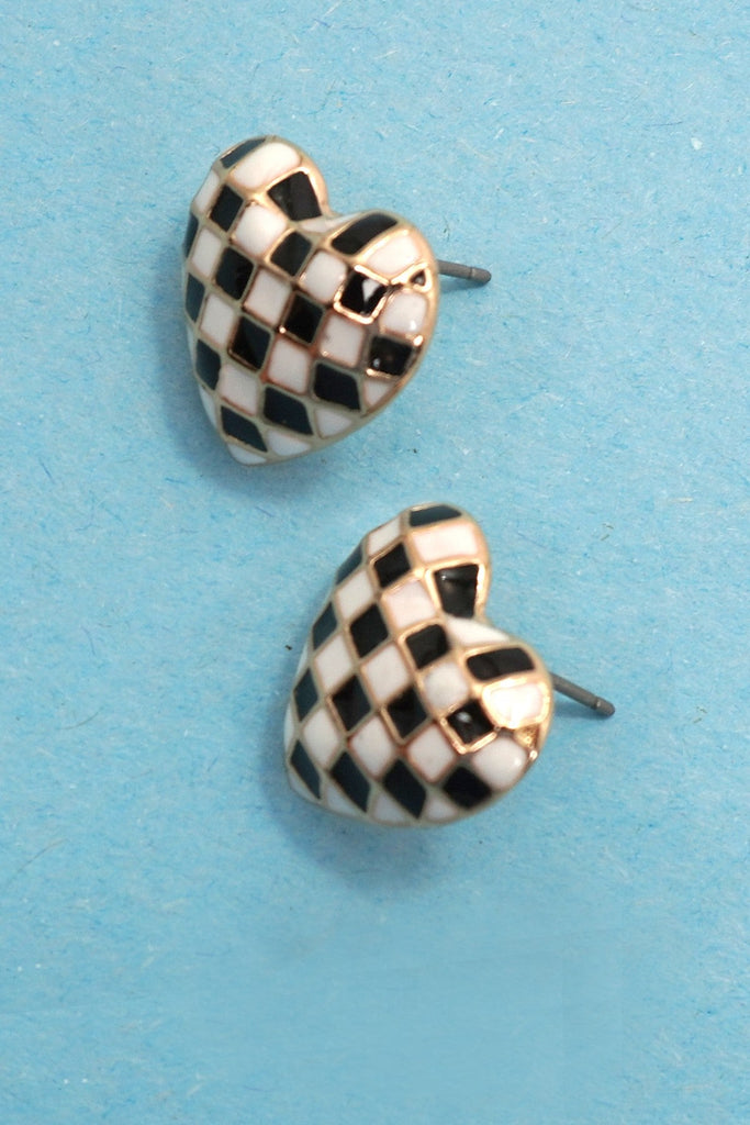 CHECKER HEART STUD EARRINGS | 80E61088