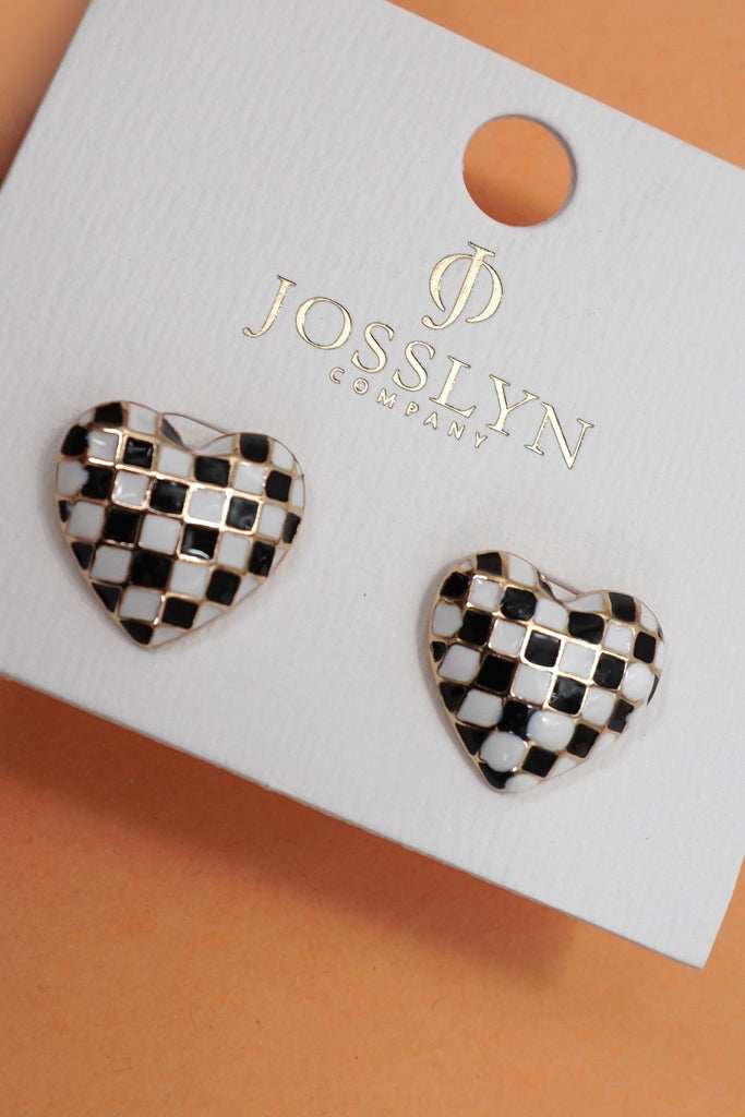 CHECKER HEART STUD EARRINGS | 80E61088