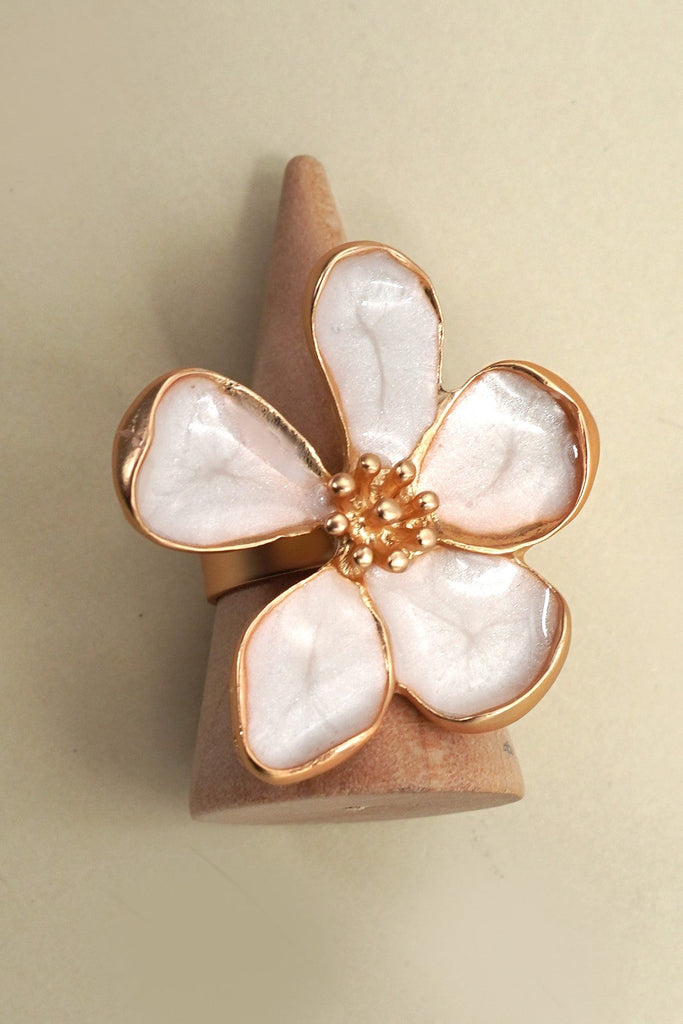 ADJUTABLE WHITE ENAMELGOLD FLORAL STATMENT RING | 80R066