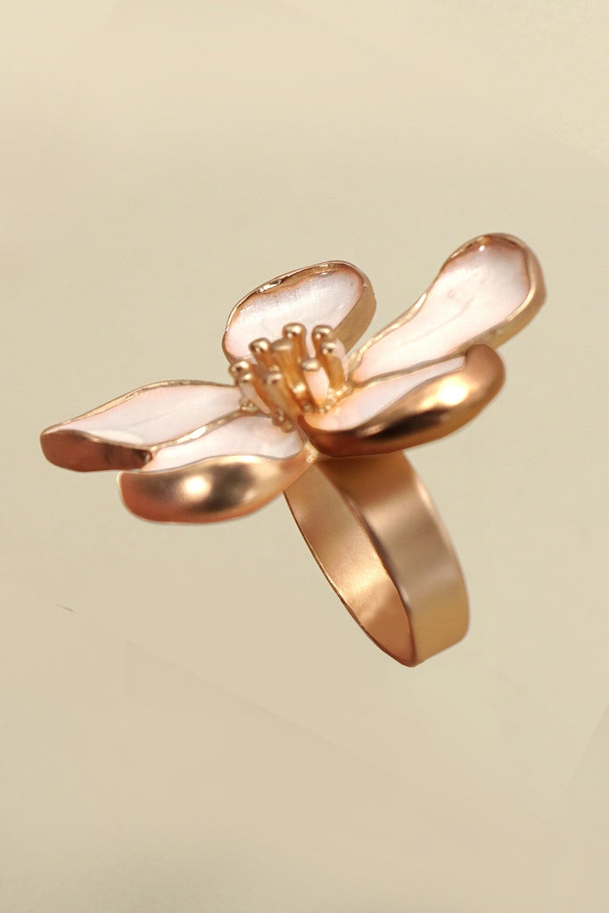 ADJUTABLE WHITE ENAMELGOLD FLORAL STATMENT RING | 80R066