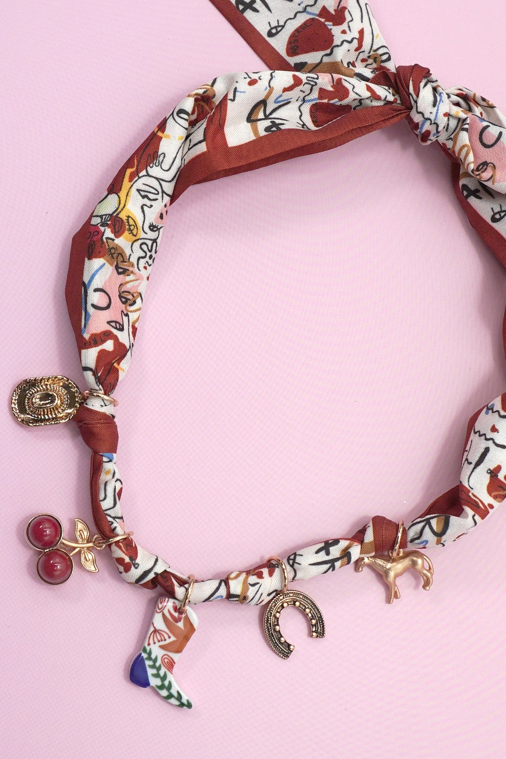 SCARF CHARM NECKLACE-BOOT CHERRY HORSESHOE HAT | 80N92393