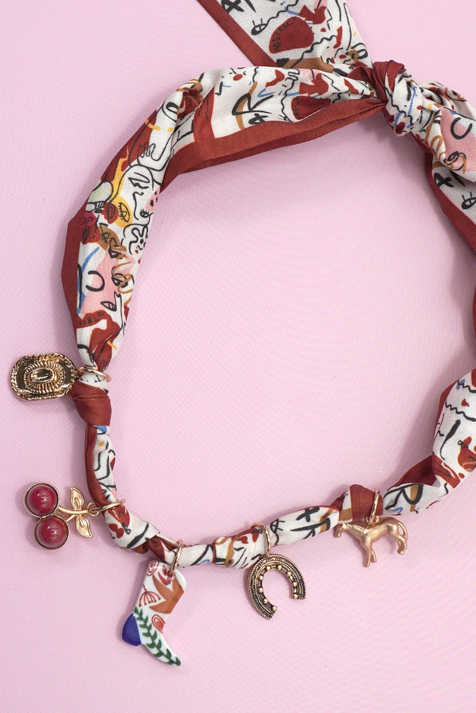 SCARF CHARM NECKLACE-BOOT CHERRY HORSESHOE HAT | 80N92393