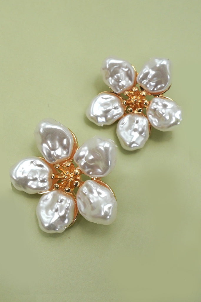 VINTAGE BOLD PEARL FLOWER STUD EARRINGS | 80E61312