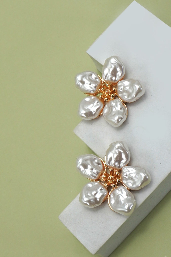 VINTAGE BOLD PEARL FLOWER STUD EARRINGS | 80E61312