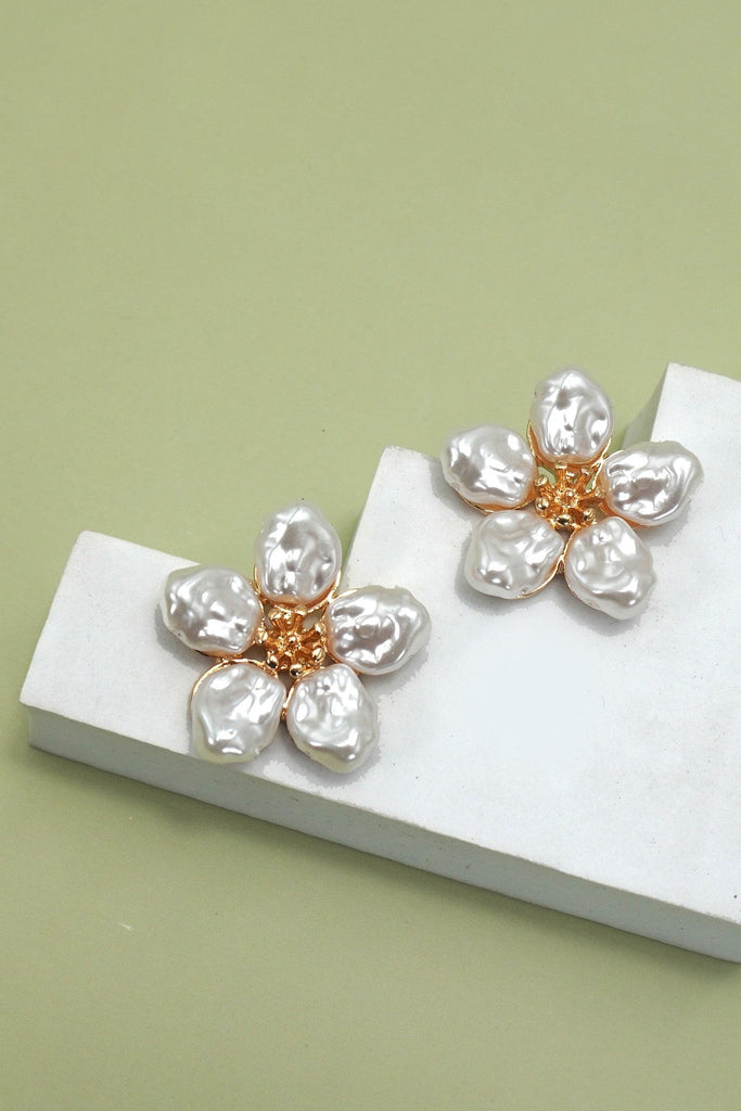 VINTAGE BOLD PEARL FLOWER STUD EARRINGS | 80E61312