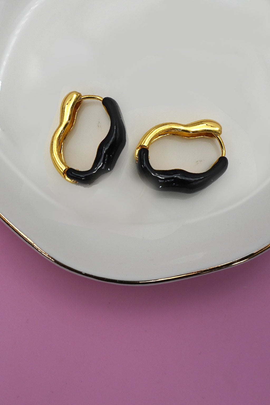 GEOMETRIC OVAL SHAPE EPOXY EDGE HOOP EARRING | 40E425