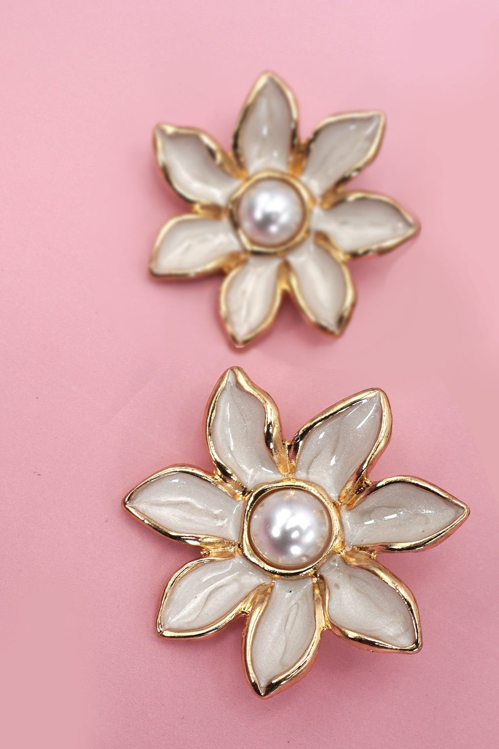 BOLD STATEMENT EPOXY FLOWER PEARL STUD EARRINGS | 80E61357