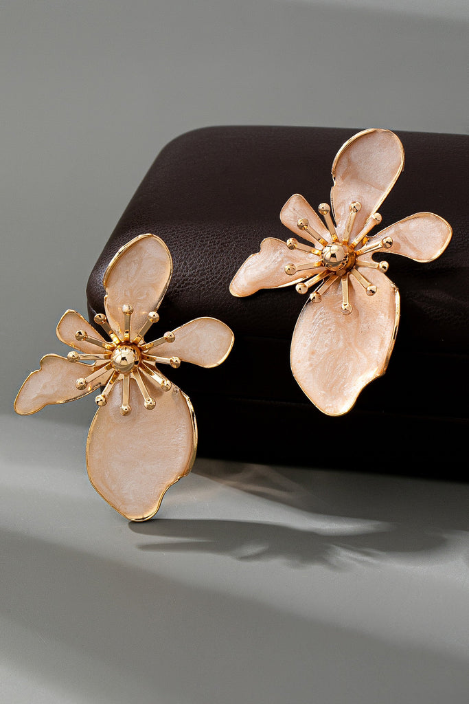 BOLD STATEMENT EPOXY FLOWER GOLD STUD EARRINGS | 80E61390