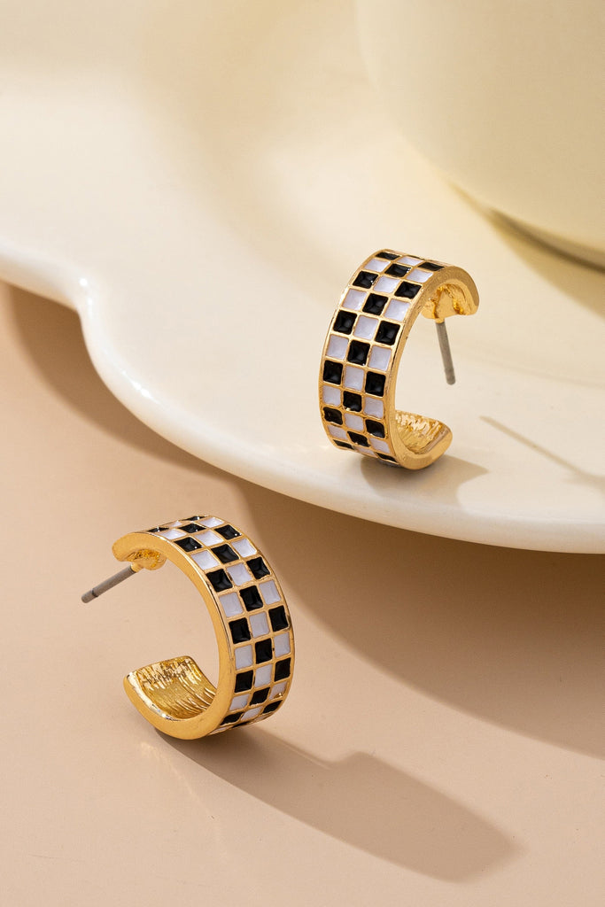 CHECKER EPOXY HUGGIE HOOP EARRINGS | 80E61747