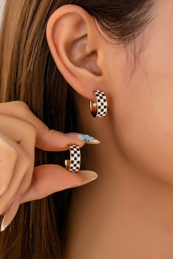 CHECKER EPOXY HUGGIE HOOP EARRINGS | 80E61747