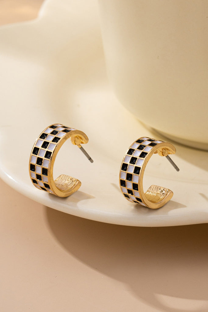 CHECKER EPOXY HUGGIE HOOP EARRINGS | 80E61747