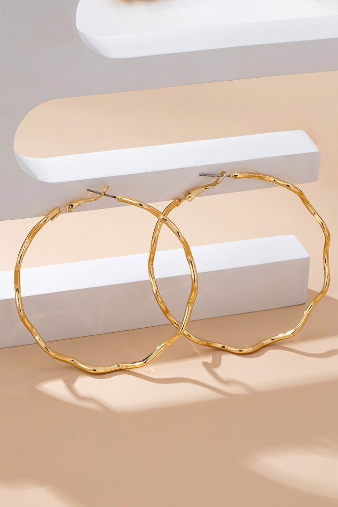 Oversized Hammered Gold Wavy Hoop Earrings | 80E61830