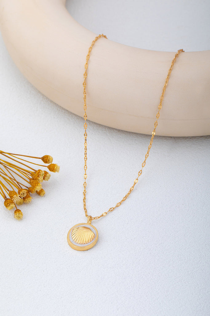 Gold Seashell MOP Medallion Necklace | 80N93074