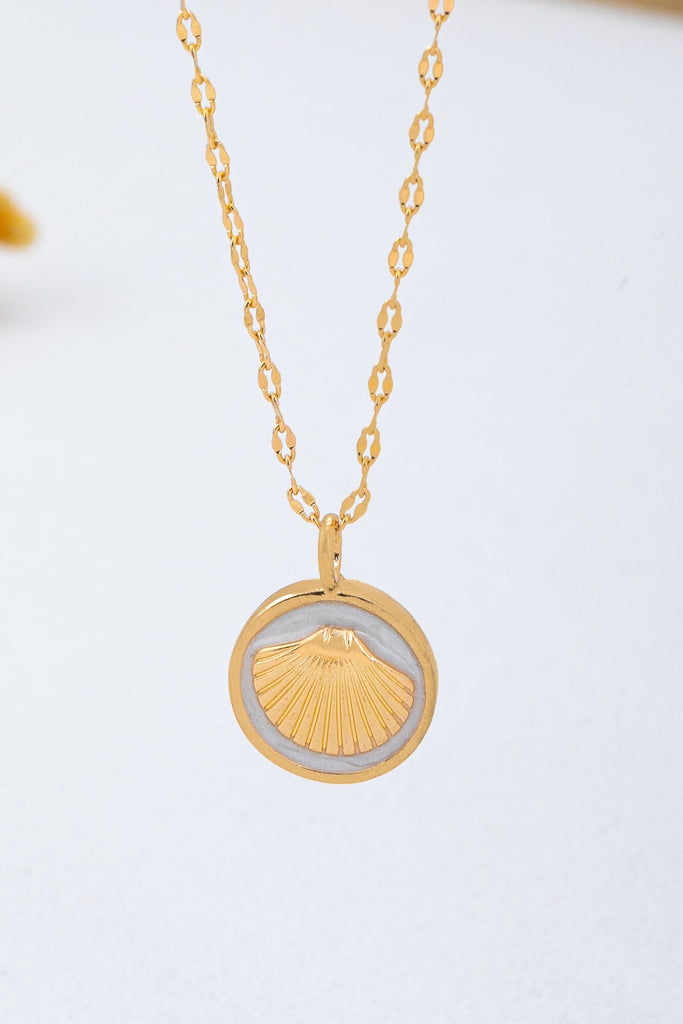 Gold Seashell MOP Medallion Necklace | 80N93074
