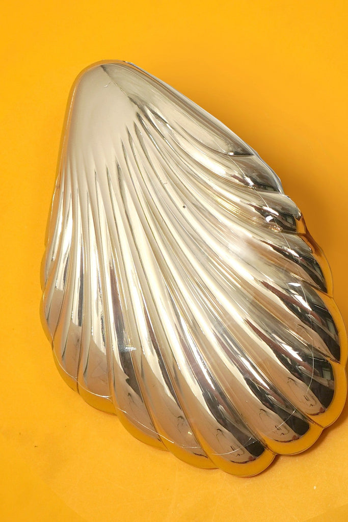 HIGH-SHINE SCALLOP SHELL COMPACT MIRROR | 40M104