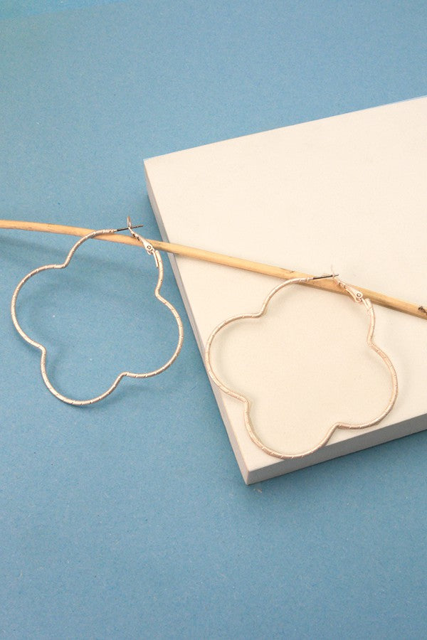 MATTE CLOVER HOOP EARRINGS | 31SE22005