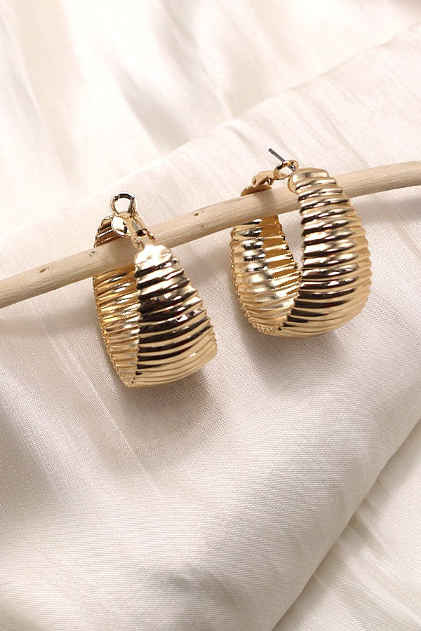 POLISHED RIBBED HOOP EARRINGS | 10E3010601