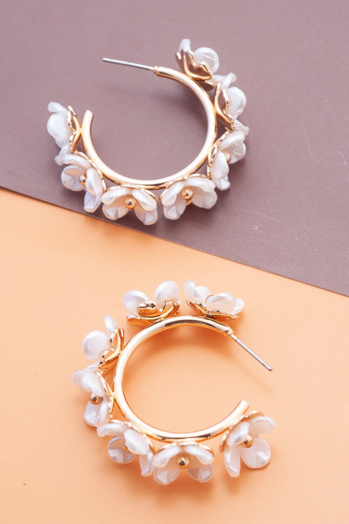 ACRYLIC PEARL FLOWER HOOP EARRINGS | 80E993